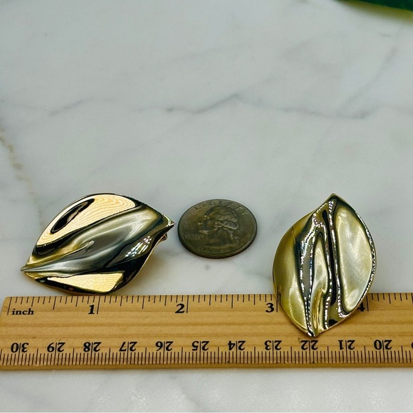 Vintage Clip On Earrings Large Leaf Modernist Contemporary Wave Design Gold Tone - Picture 6 of 7